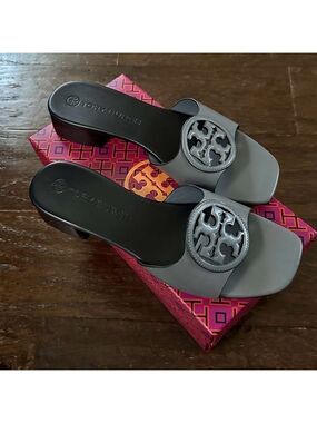Tory Burch Bombe Miller Leather Sandals – Light Blue/Navy – Size 7.5 – NWT